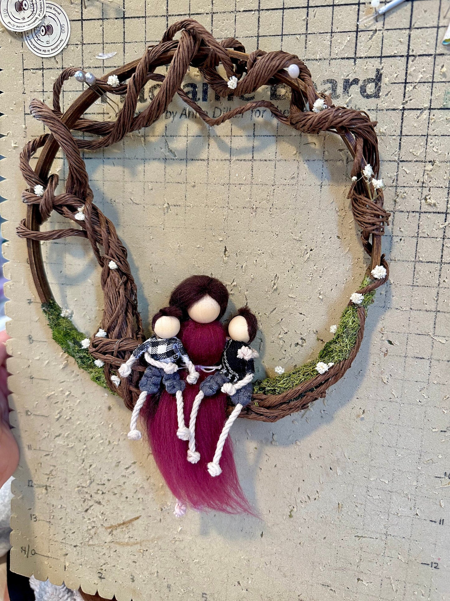 Side Tree of life family portrait wall hang, custom dolls, custom scene, wire tree, dried flowers, moss, family, gift, customizable, wood