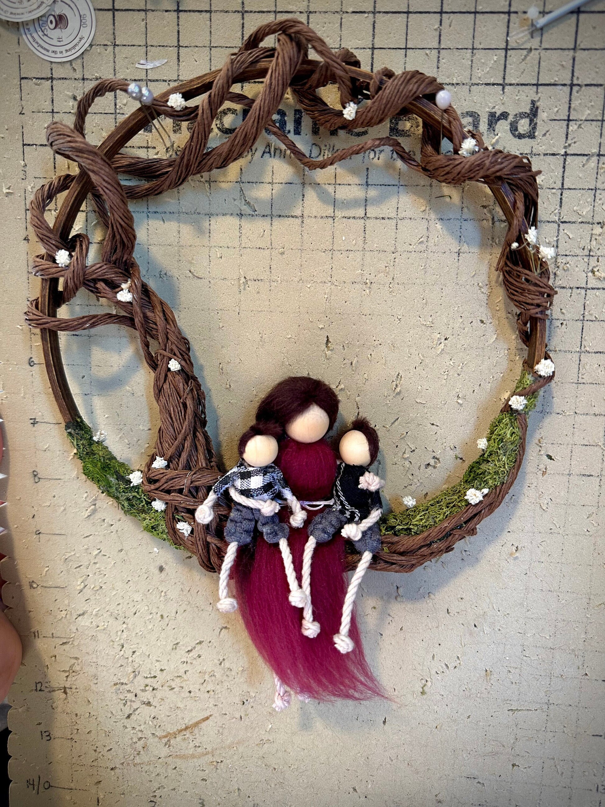 Side Tree of life family portrait wall hang, custom dolls, custom scene, wire tree, dried flowers, moss, family, gift, customizable, wood